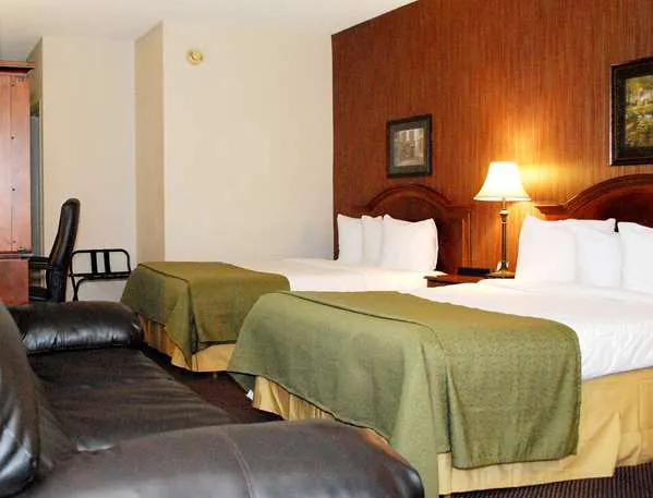 Travelodge by Wyndham Watertown 4