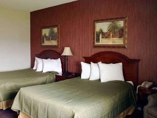 Travelodge by Wyndham Watertown 4