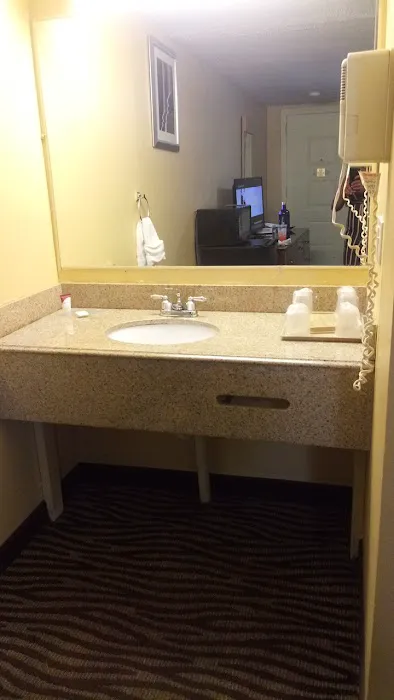 Flagship Inn & Suites 5