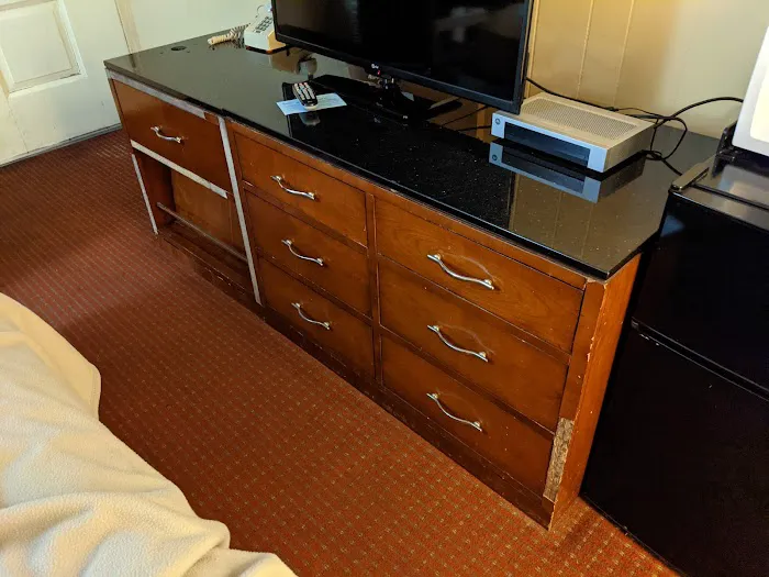 Flagship Inn & Suites 5