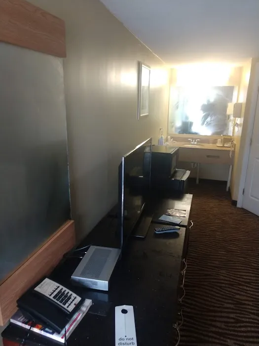 Flagship Inn & Suites 5