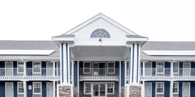 Hilltop Inn & Suites