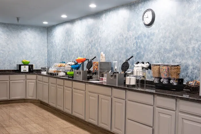 Hilltop Inn & Suites 4