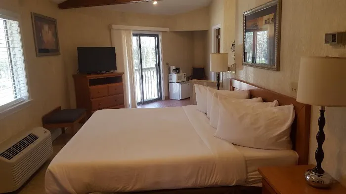 Cedar Park Inn and Whirlpool Suites 4