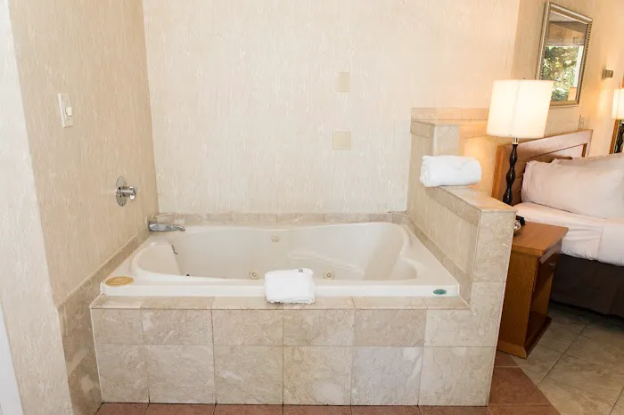 Cedar Park Inn and Whirlpool Suites 4
