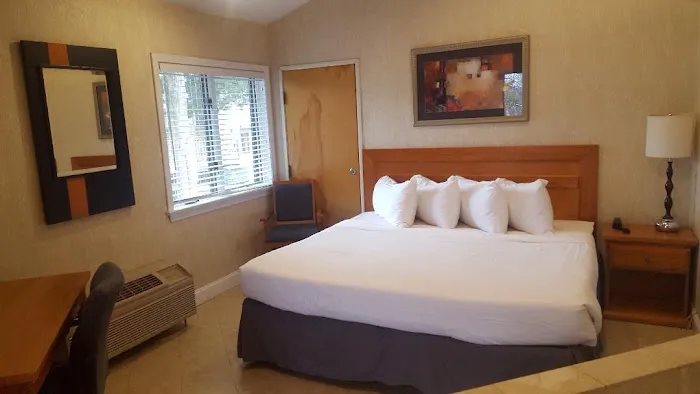 Cedar Park Inn and Whirlpool Suites 4