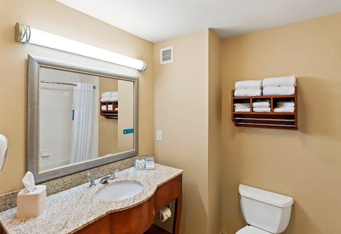 Hampton Inn & Suites Mystic 5