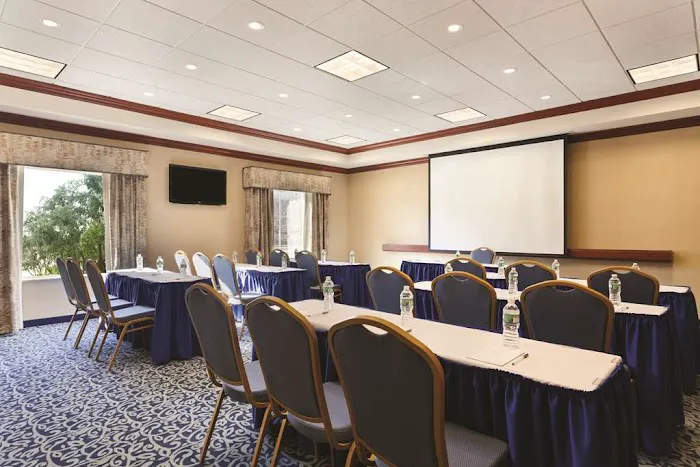Hampton Inn & Suites Mystic 5