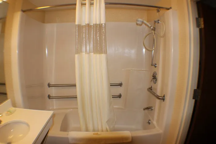 All Seasons Inn & Suites 4