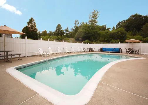 All Seasons Inn & Suites 4