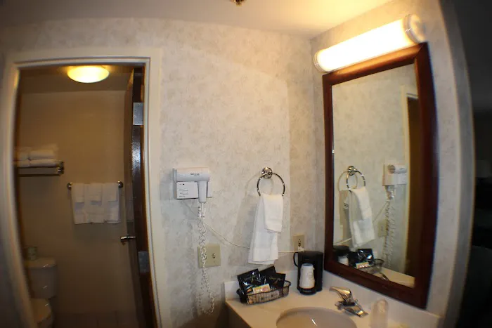 All Seasons Inn & Suites 4