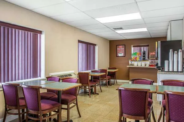 Econo Lodge Cranston - Providence 4
