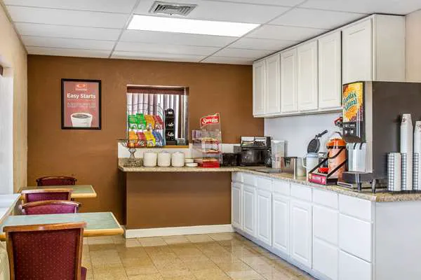 Econo Lodge Cranston - Providence 4