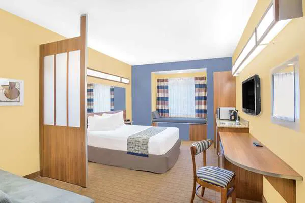 Microtel Inn & Suites by Wyndham Chili/Rochester Airport 4