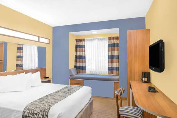Microtel Inn & Suites by Wyndham Chili/Rochester Airport 4