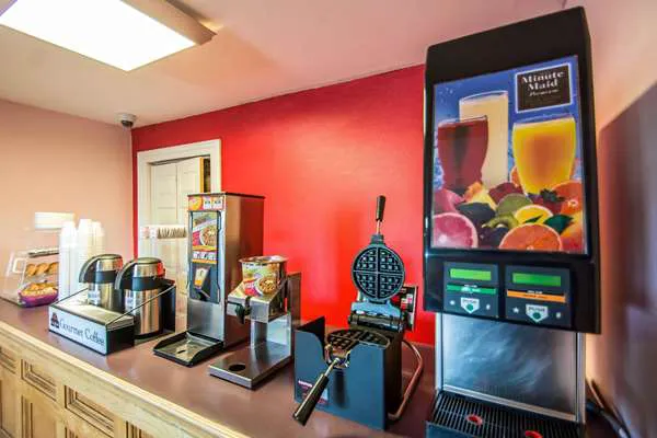 Econo Lodge 4