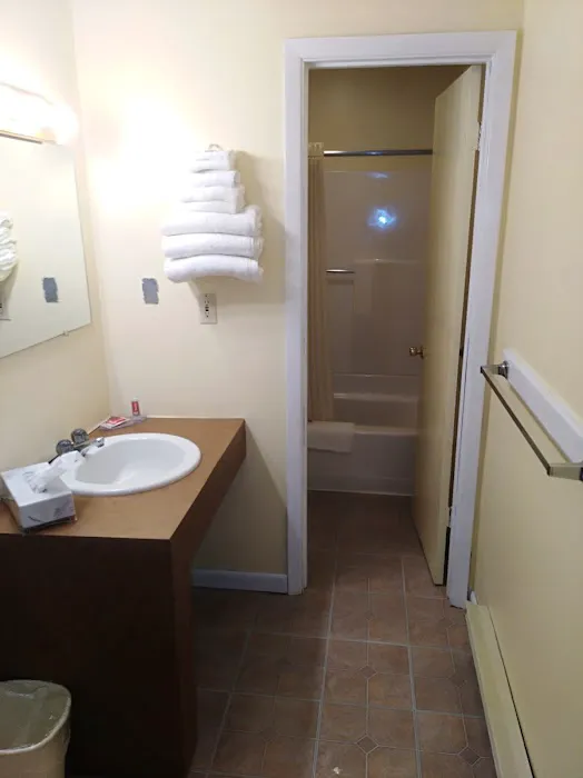 Econo Lodge 4