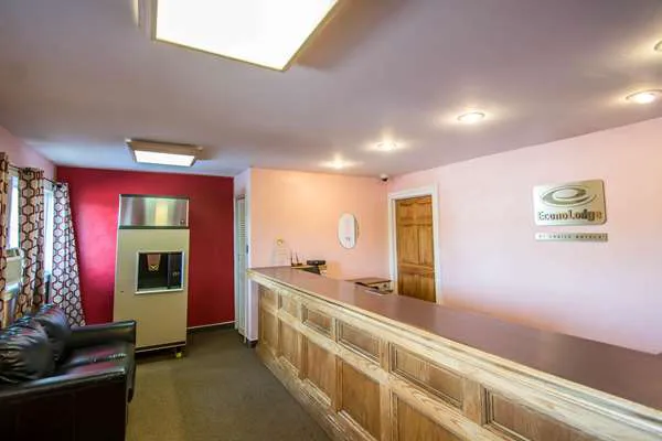 Econo Lodge 4