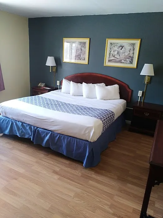 Econo Lodge 4