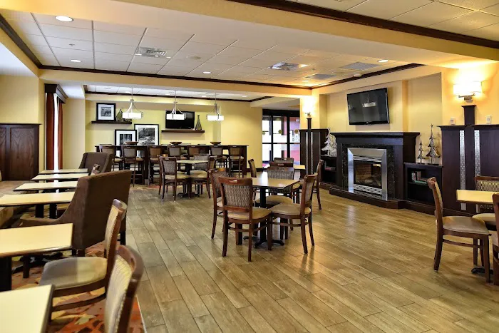 Hampton Inn Geneseo 4