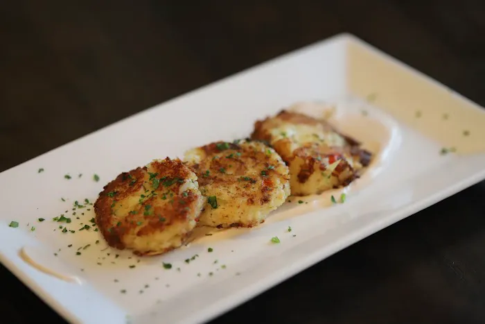Lakeside Resort & 3812 Bistro 4