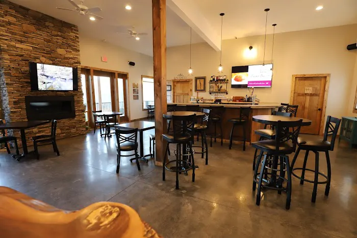 Lakeside Resort & 3812 Bistro 4