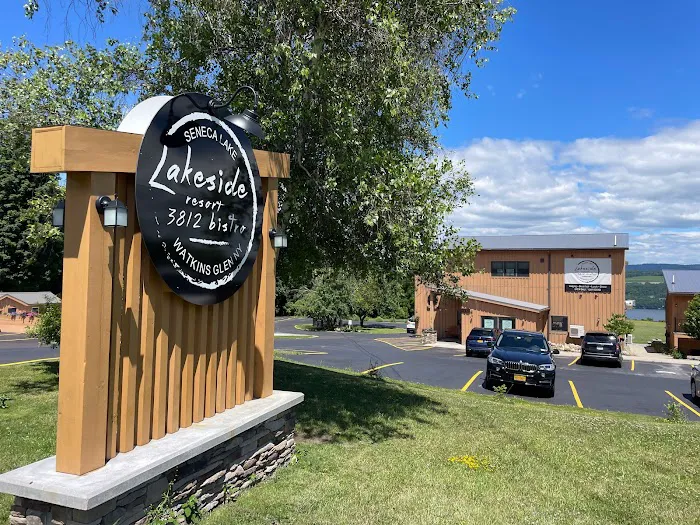 Lakeside Resort & 3812 Bistro 4