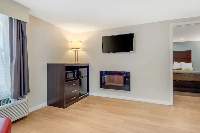 Quality Inn & Suites 4