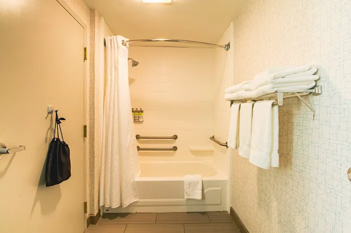 Holiday Inn Express & Suites Lincoln East - White Mountains by IHG 5