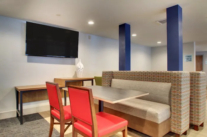 Holiday Inn Express & Suites Lincoln East - White Mountains by IHG 5
