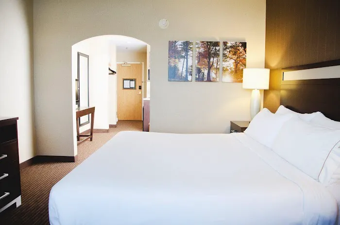 Holiday Inn Express & Suites Watertown-Thousand Islands by IHG 4