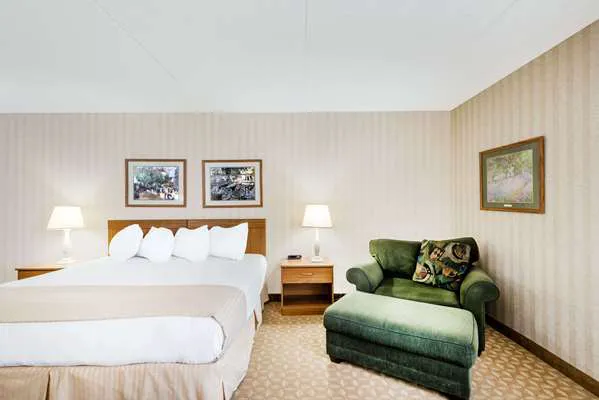 Ramada by Wyndham Watertown 4