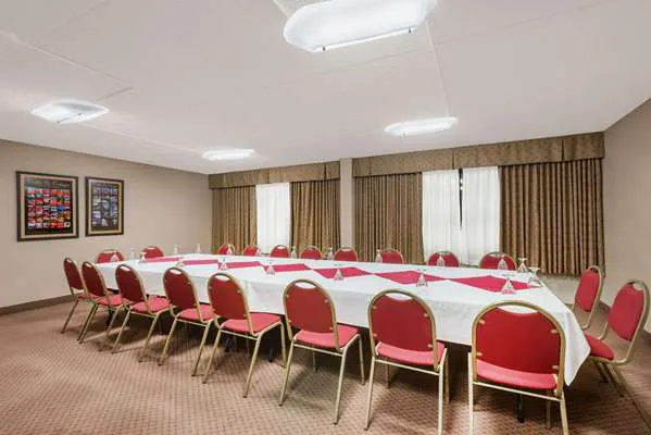 Ramada by Wyndham Watertown 4