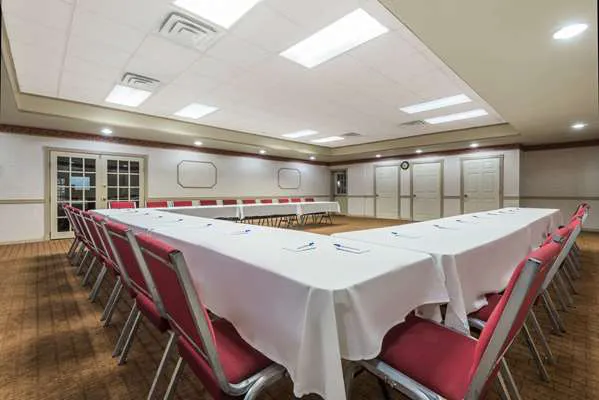 Howard Johnson by Wyndham Springfield 4