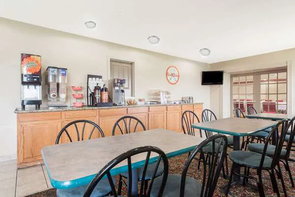 Howard Johnson by Wyndham Springfield 4