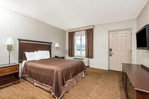 Howard Johnson by Wyndham Springfield 4