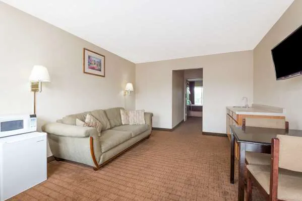 Howard Johnson by Wyndham Springfield 4