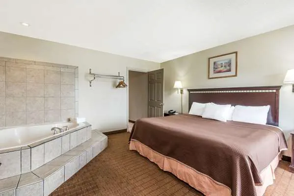 Howard Johnson by Wyndham Springfield 4