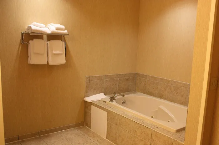 Holiday Inn Express Ludlow - Chicopee Area by IHG 4