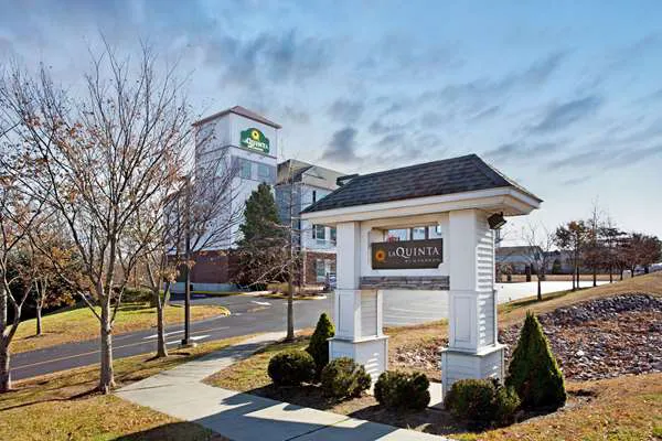La Quinta Inn & Suites by Wyndham Stonington-Mystic Area 5