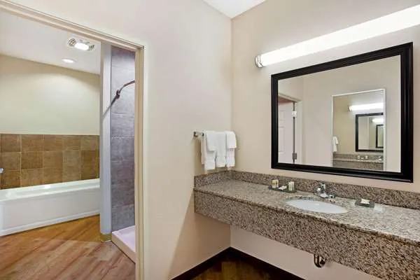 La Quinta Inn & Suites by Wyndham Stonington-Mystic Area 5