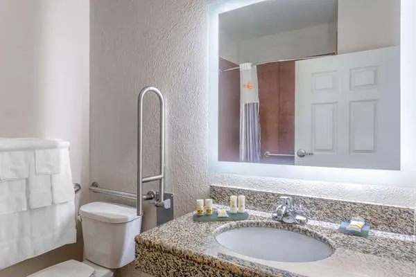 La Quinta Inn & Suites by Wyndham Stonington-Mystic Area 5