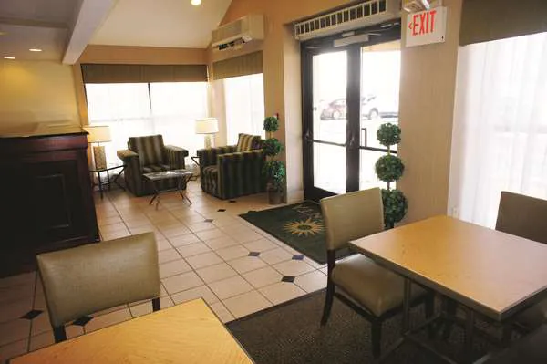 La Quinta Inn & Suites by Wyndham Warwick Providence Airport 4