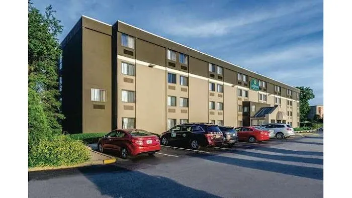 La Quinta Inn & Suites by Wyndham Warwick Providence Airport 4