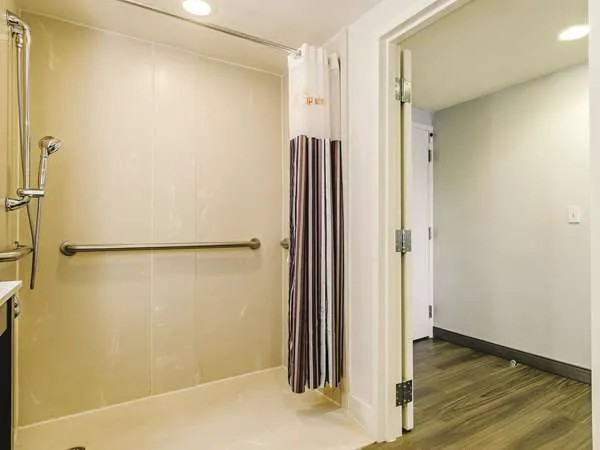 La Quinta Inn & Suites by Wyndham Warwick Providence Airport 4