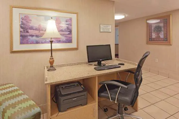 La Quinta Inn & Suites by Wyndham Warwick Providence Airport 4