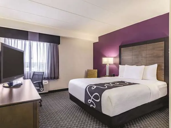 La Quinta Inn & Suites by Wyndham Warwick Providence Airport 4