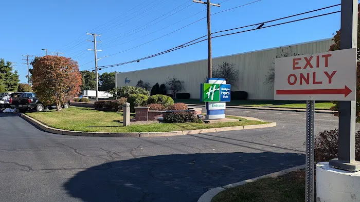 Holiday Inn Express & Suites Warwick-Providence (Airport) 4