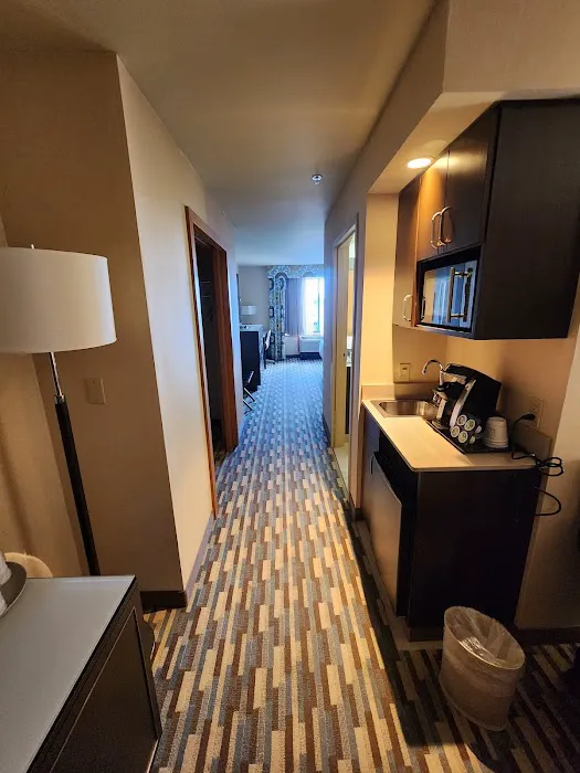 Holiday Inn Express & Suites Warwick-Providence (Airport) 4