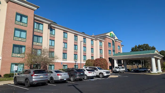 Holiday Inn Express & Suites Warwick-Providence (Airport) 4